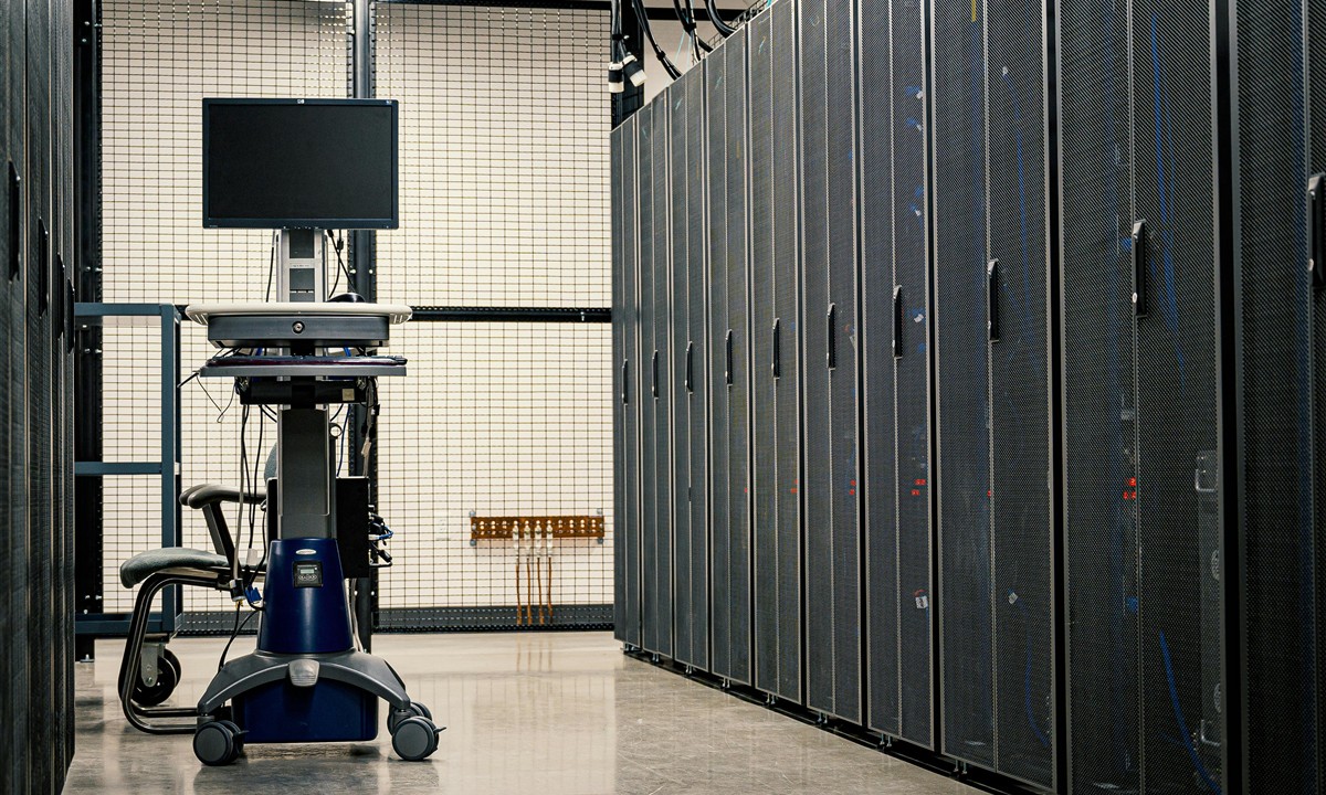 Serverruimte met racks voor enterprise infrastructuur