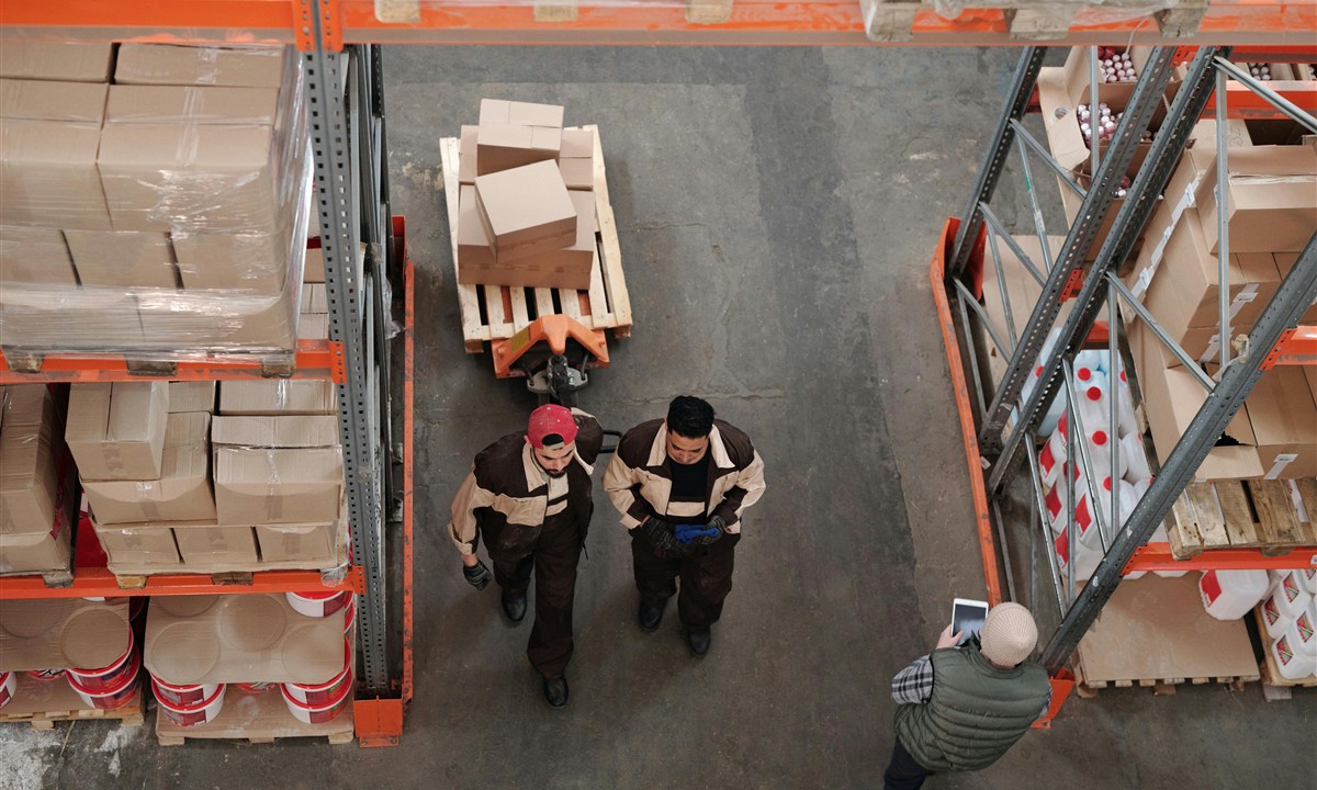 Warehouse team werkt aan logistieke voorraadstromen