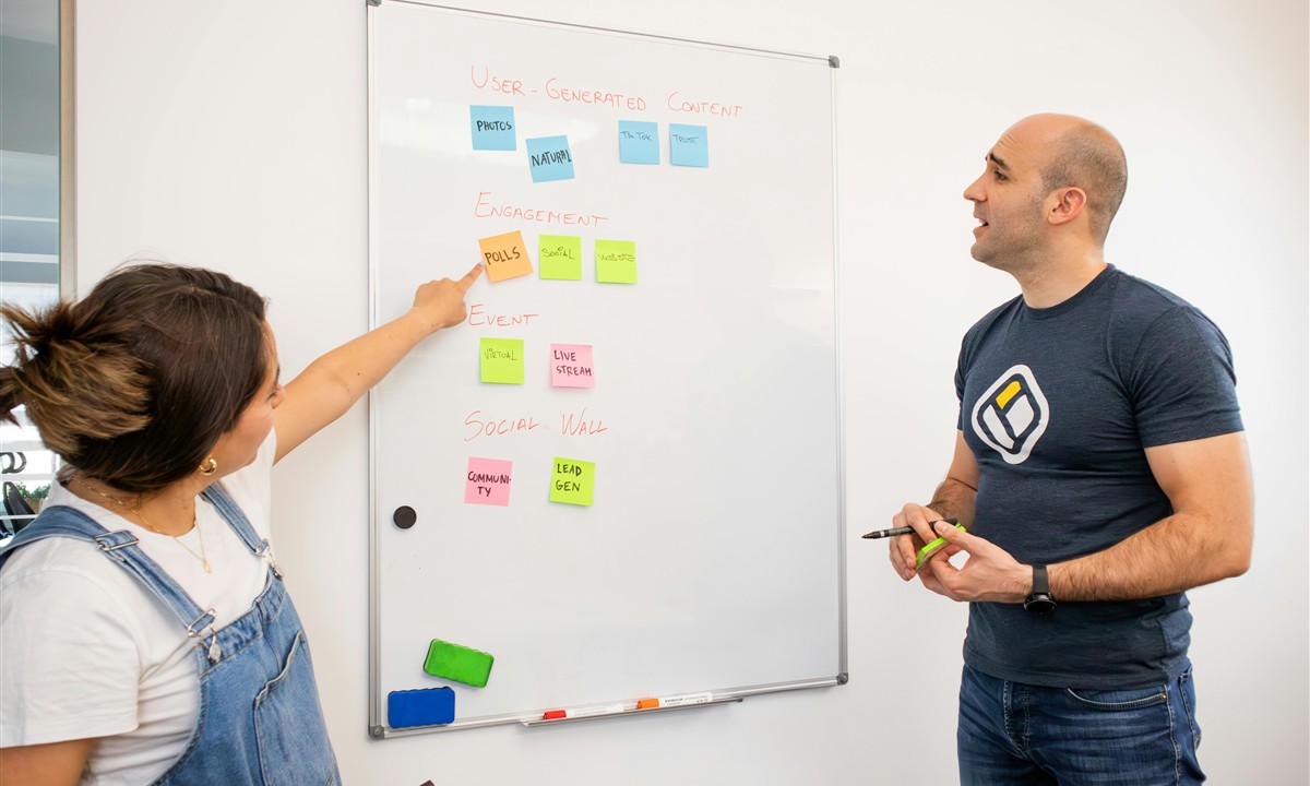 Collega's werken aan een whiteboard met planningsnotities